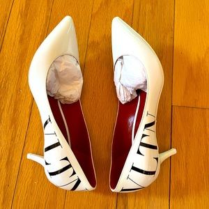 Never worn Valentino VLTN pumps in white size 37